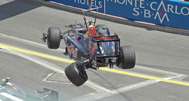 Vettelin RedBull kaiteeseen osumisen j�lkeen, Fisico painaa t�ysill� ali.